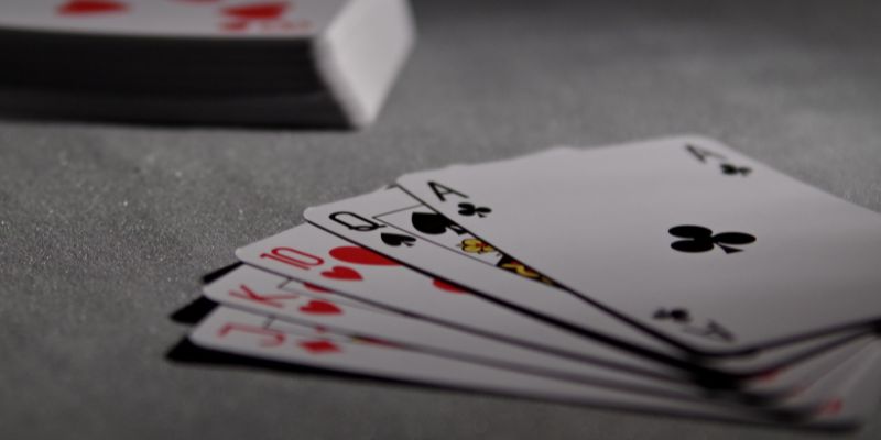 Hướng dẫn chi tiết cách đánh bài poker cho người mới bắt đầu